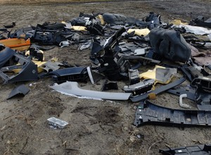 Części z kradzionych aut w lasach i na łąkach pod Wołominem. Tak złodzieje pozbywają się zbędnego towaru