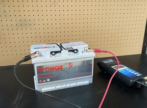 Jak prawidłowo ładować akumulator samochodowy?