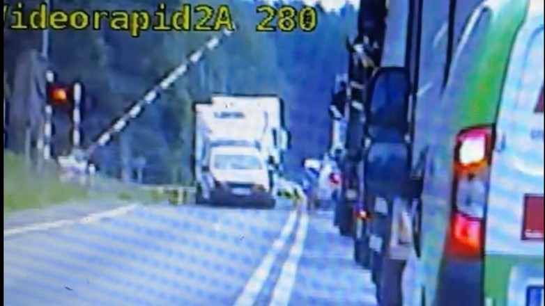 Wjechał na przejazd kolejowo-drogowy i dostał mandat oraz punkty karne