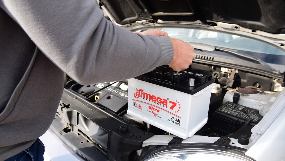 Amega – największy na Ukrainie producent akumulatorów. Teraz firma podbija z powodzeniem Polski rynek. Na zdjęciu akumulator A-mega Ultra (M7), który charakteryzuje się odlewanymi grawitacyjnie elektrodami, które są grubsze i mają większą masę w porównaniu z ciętymi elektrodami, dzięki czemu zwiększona jest ich wytrzymałość mechaniczna  