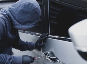 Grasowali na parkingach z pilotami i okradali kierowców. Dwóch Gruzinów zatrzymanych