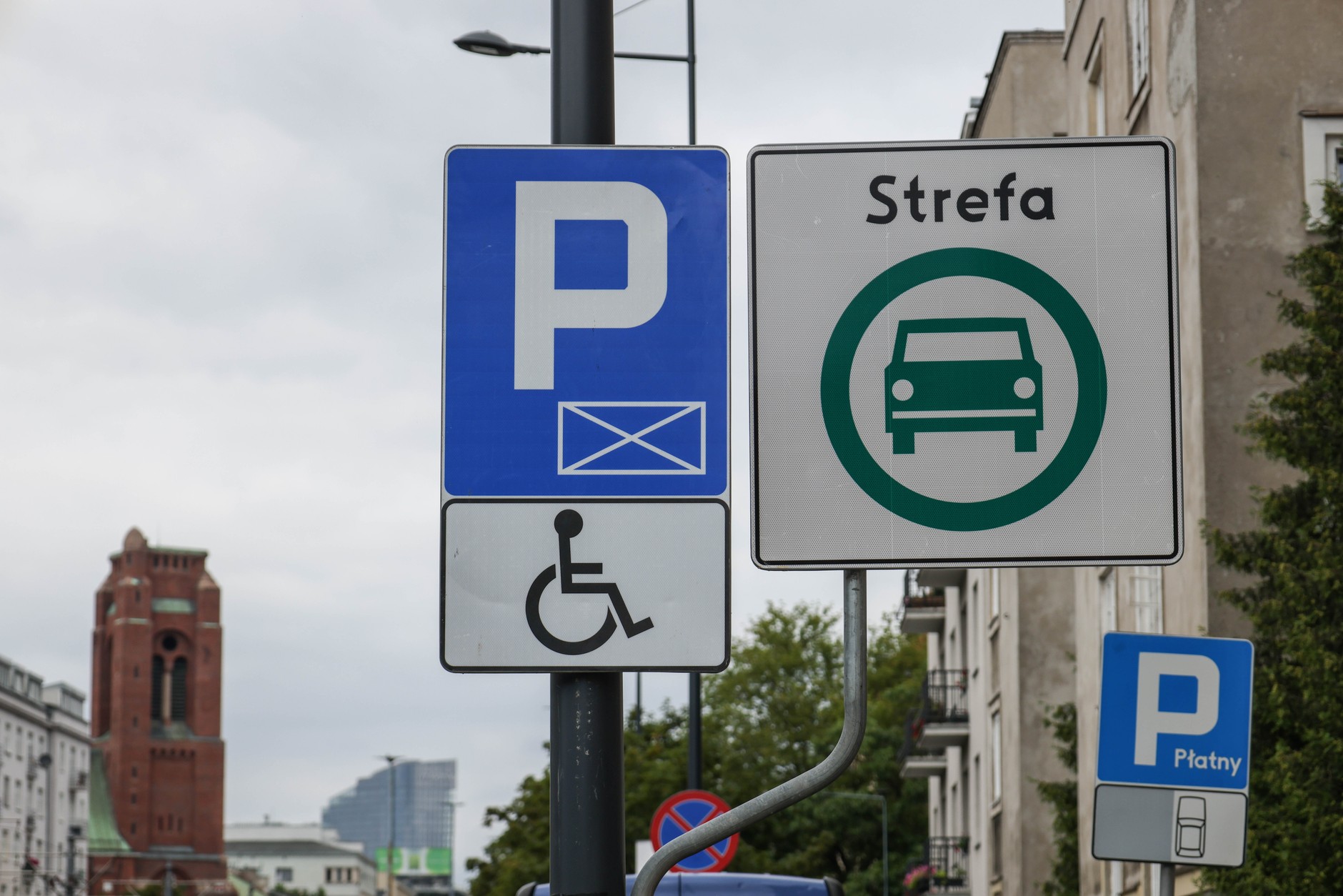 Znak drogowy informujący o strefie czystego transportu na pl. Narutowicza w Warszawie