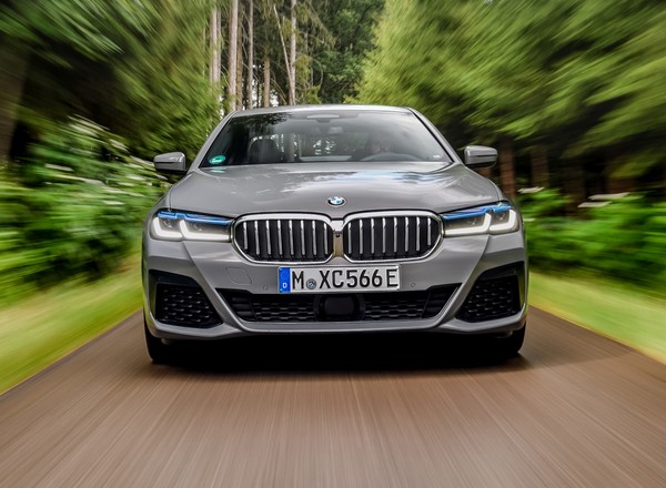 BMW 545e xDrive - 6 cylindrów plus prąd, czyli prawie 400 KM w hybrydzie