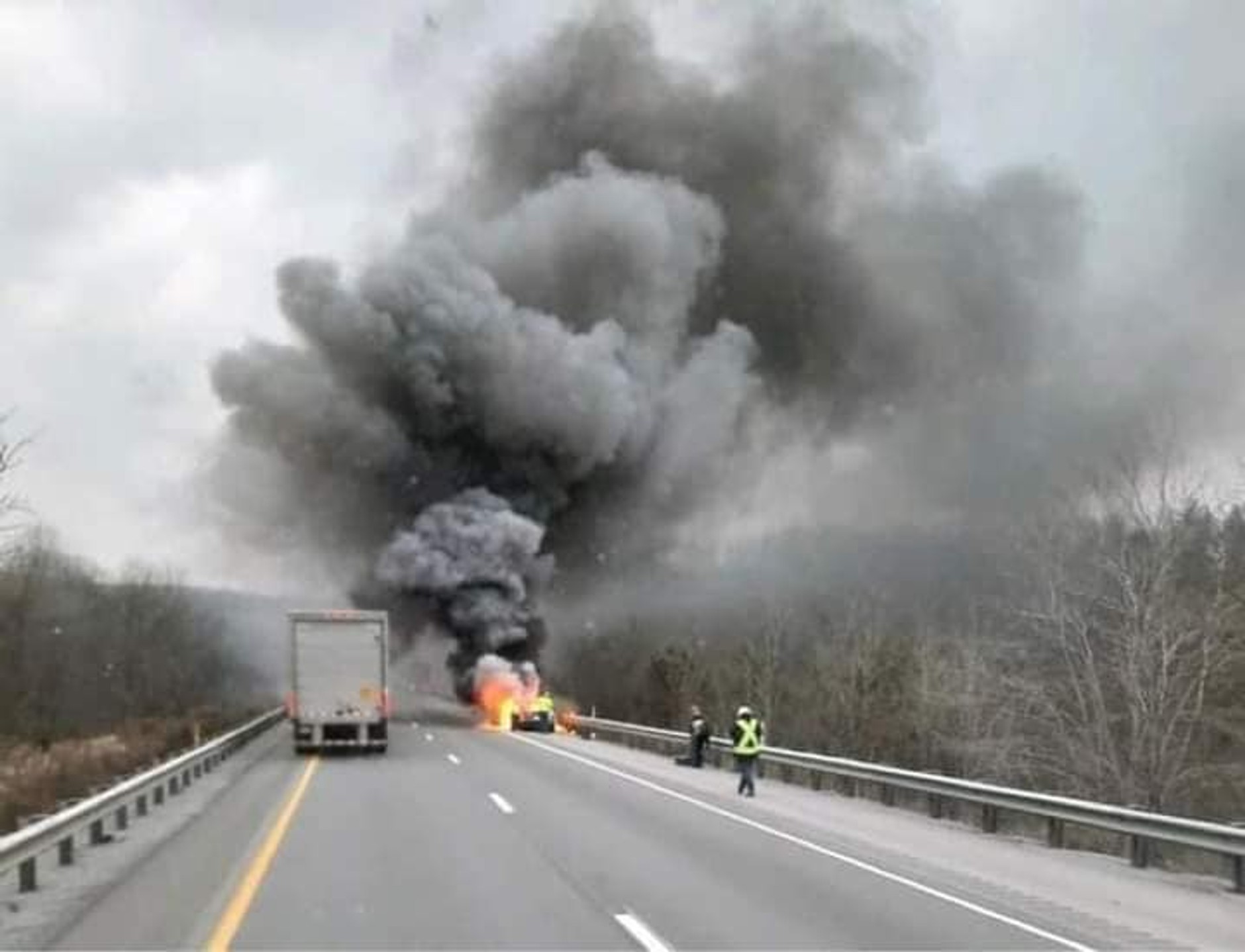 Na jednej z dróg międzystanowych w USA doszczętnie spłonęła Tesla Model S