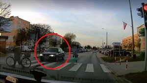Kierowca zignorował czerwone światło i pieszych na pasach. Policja mówi o cudzie