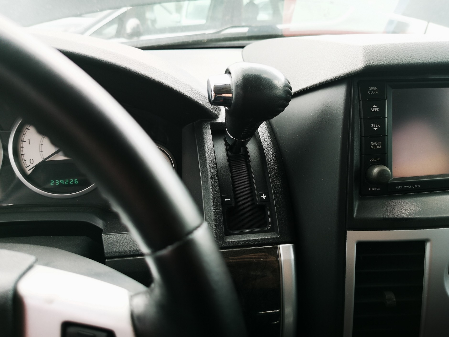 Chrysler numer jeden: stan licznika to prawie 240 tys. km. W przeszłości, jak wynika z raportu carVertical, przebieg był wyższy