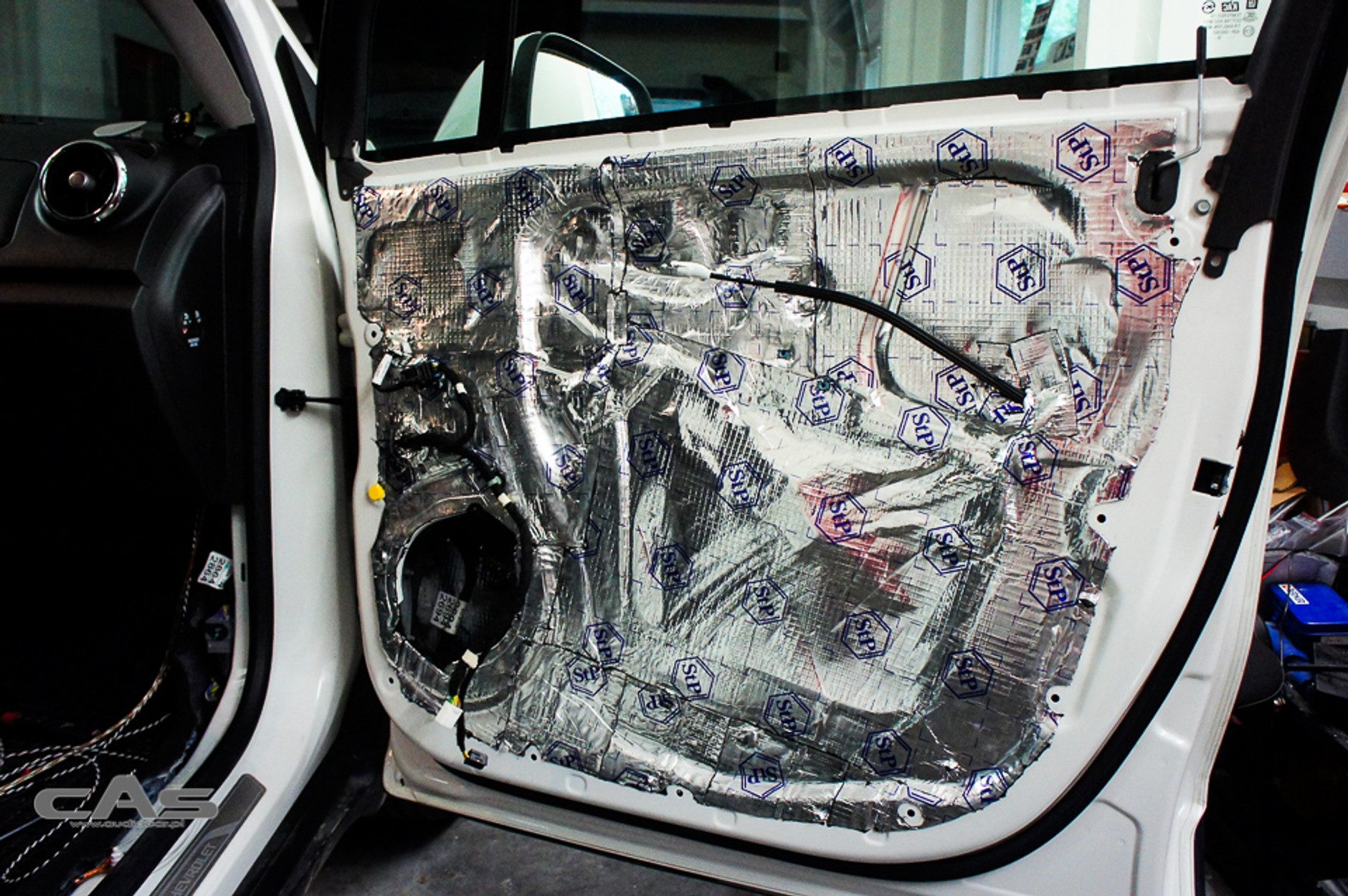 Kompletne wygłuszenie drzwi matami. Do nałożenia jeszcze gąbka.