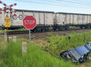 Wjechał prosto pod pociąg towarowy. Nic mu się nie stało, ale musi zapłacić wysoką sumę