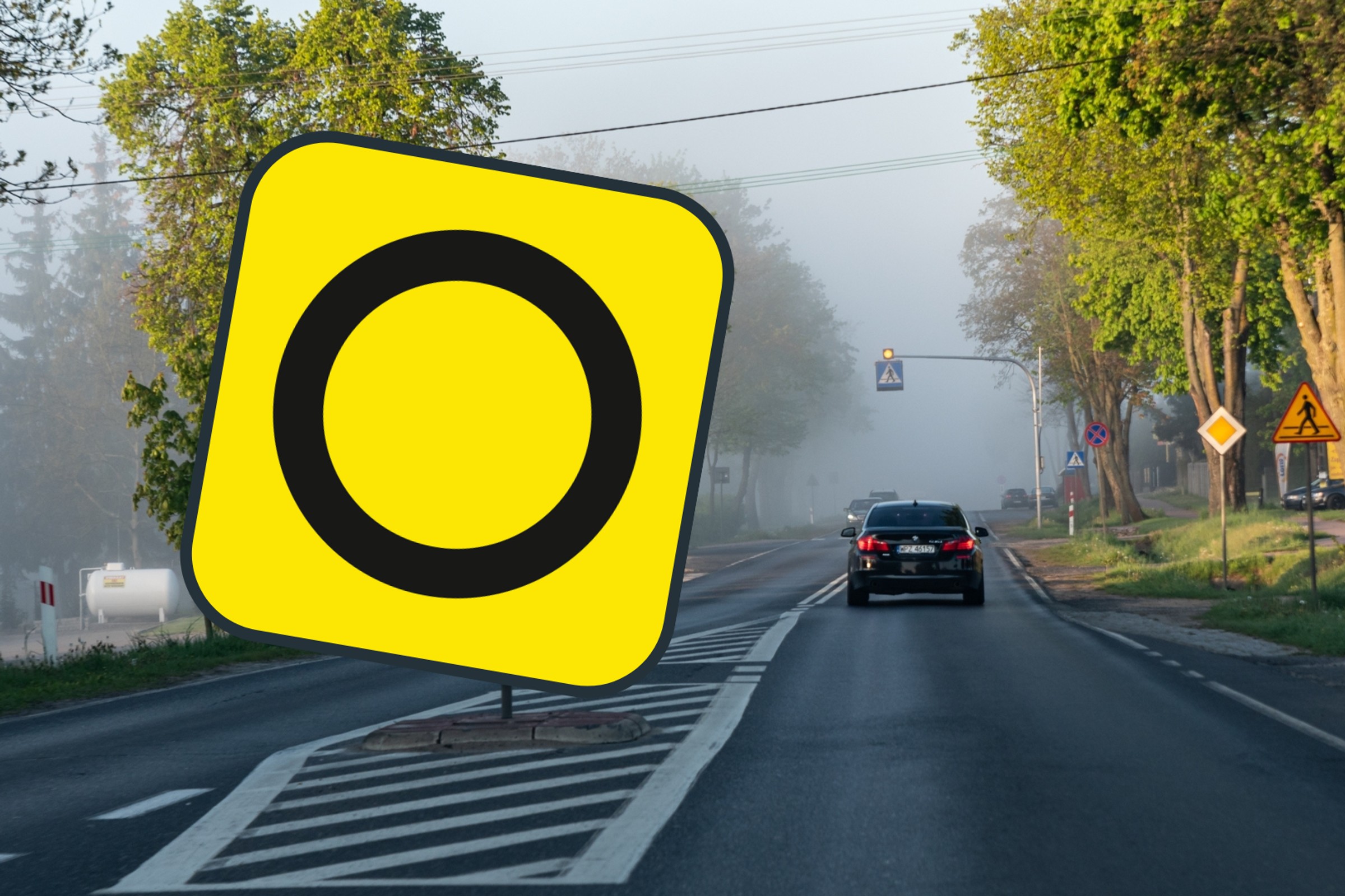 Tajemniczy znak na europejskich drogach. Co oznacza kwadrat z czarnym kółkiem?