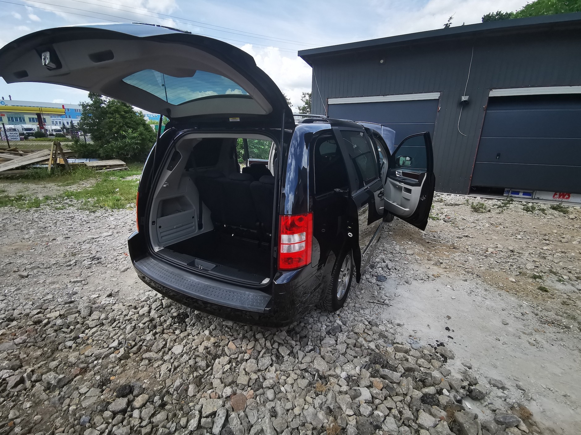 Bardzo ładne auto, idealnie wymyte, choć stoi na budowie.