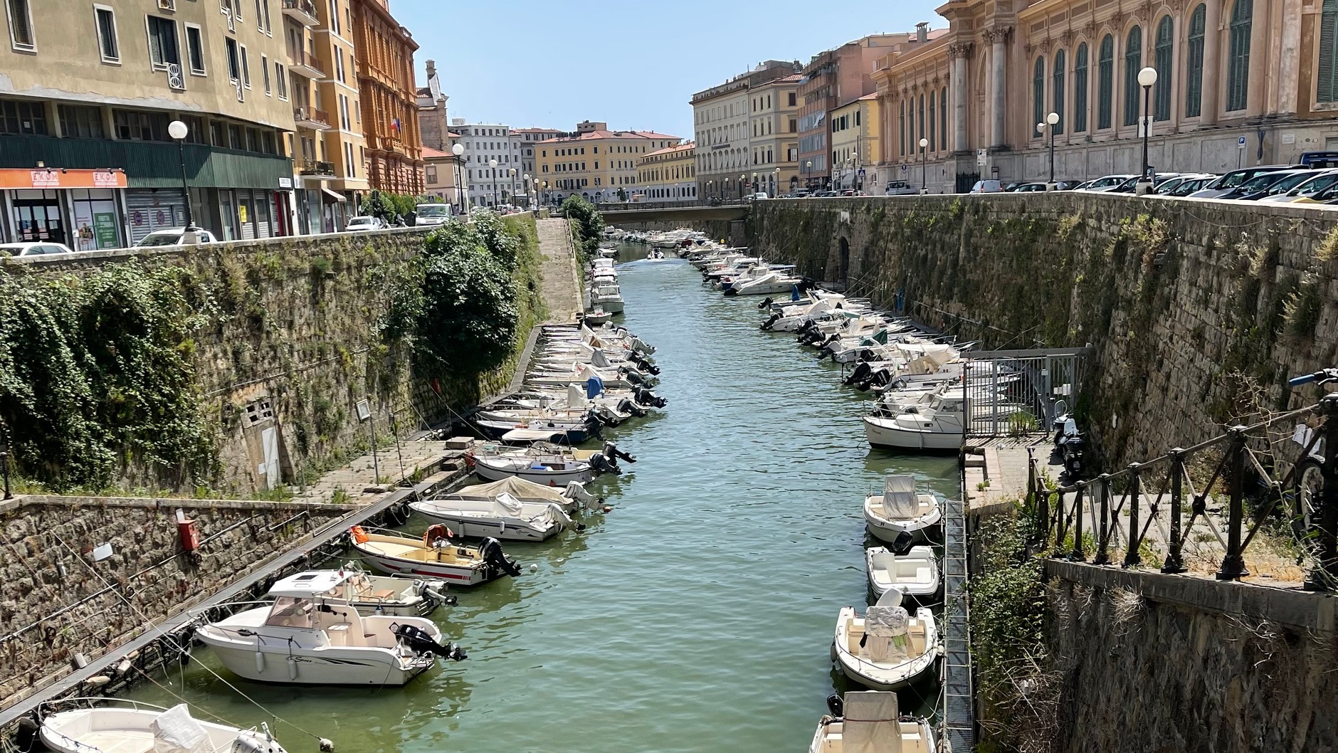 Livorno jest położone nad Morzem Liguryjskim, to jeden z ważniejszych portów Toskanii, z dzielnicą Nowa Wenecja