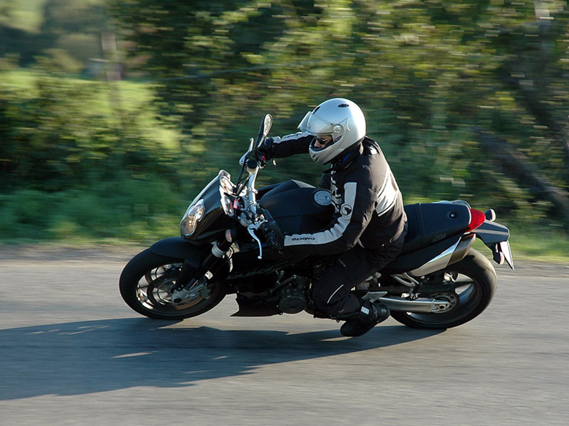 KTM 990 SuperDuke vs. Yamaha FZ1 (test porównawczy)