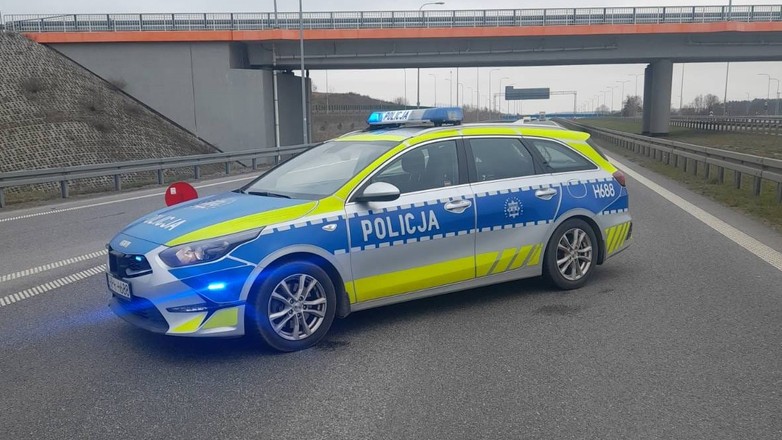 Jechał wózkiem inwalidzkim po drodze ekspresowej. Zatrzymała go policja