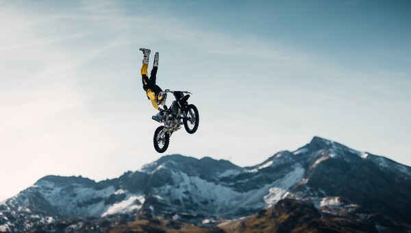 Skoczył motocyklem z klifu. Wylądował ze spadochronem [Nagranie]