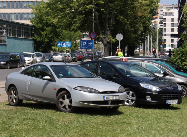 Straż Miejska mówi stop niszczeniu trawników przez kierowców