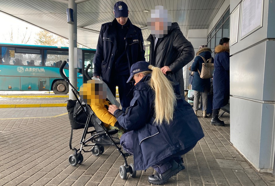 Policjanci pilnowali dzieci do przyjazdu ich matki