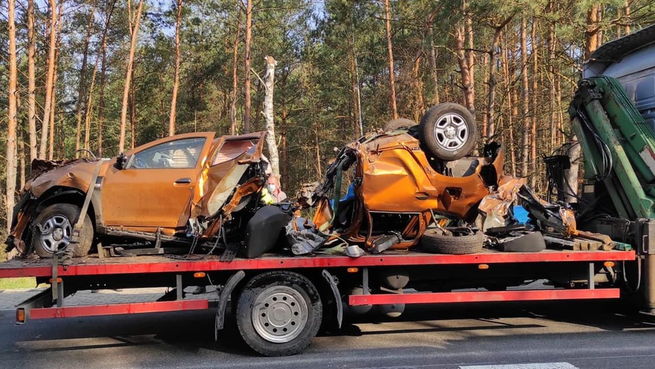Jakim cudem kierowca rozerwanej na pół Dacii przeżył?