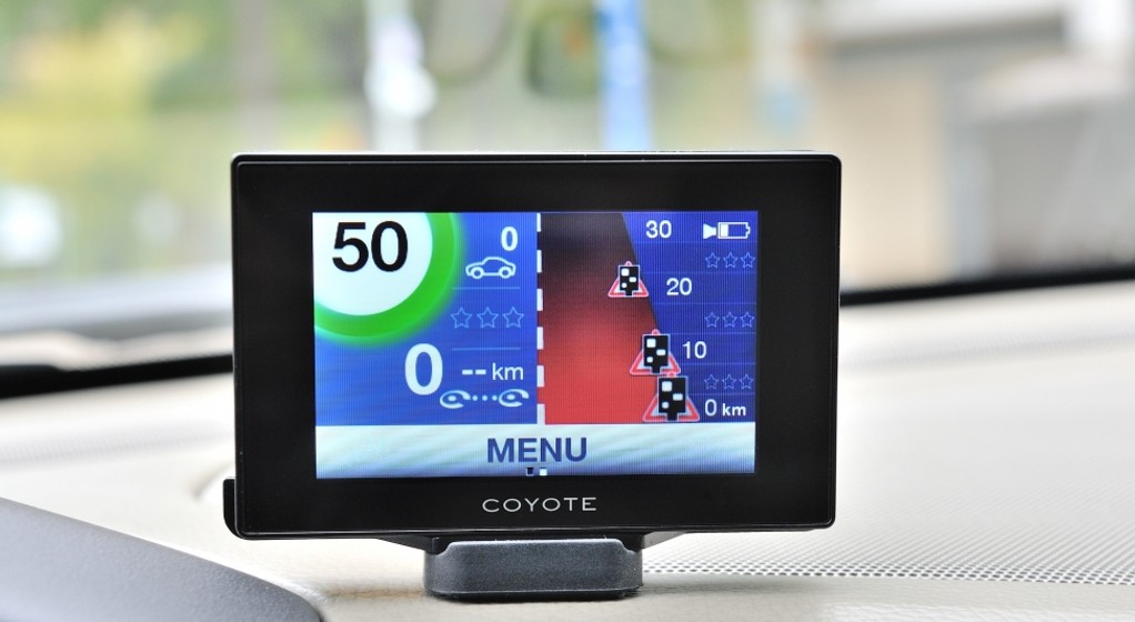 Coyote i nieoznakowane radiowozy