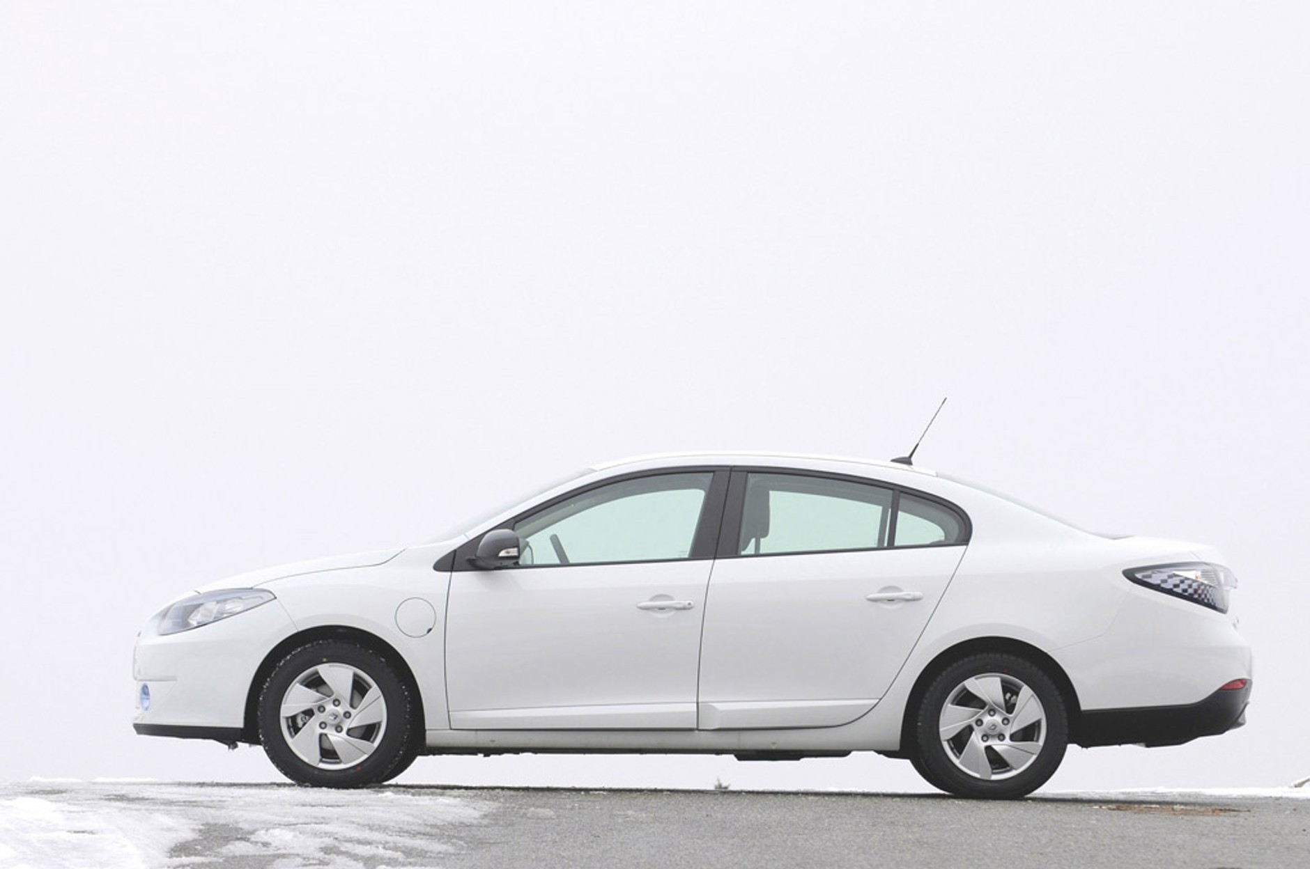 Opel Ampera kontra Toyota Prius i Renault Fluence: czy elektrycznym autem można jeździć na co dzień