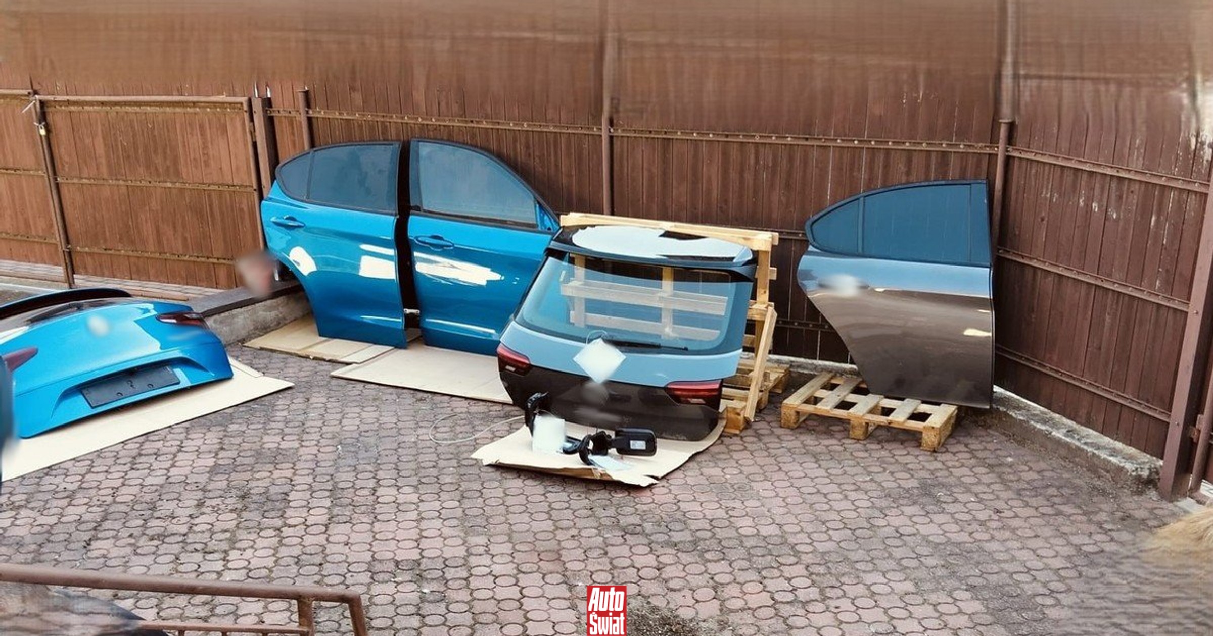 Otworzyli drzwi szopy, wysypały się części z kradzionych aut. Paserowi grozi więzienie