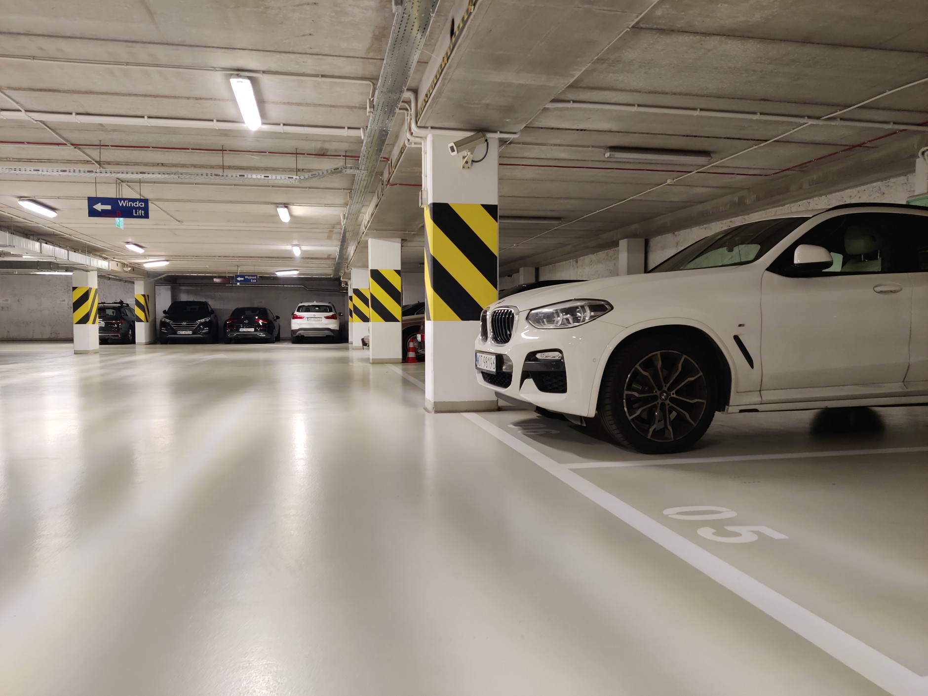 Za miejsce parkingowe pod budynkiem mieszkalnym zapłacimy niższy podatek od nieruchomości.