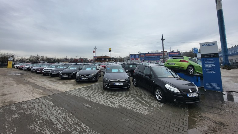 Jeden z placów firmy AAA Auto – zdjęcie ilustracyjne