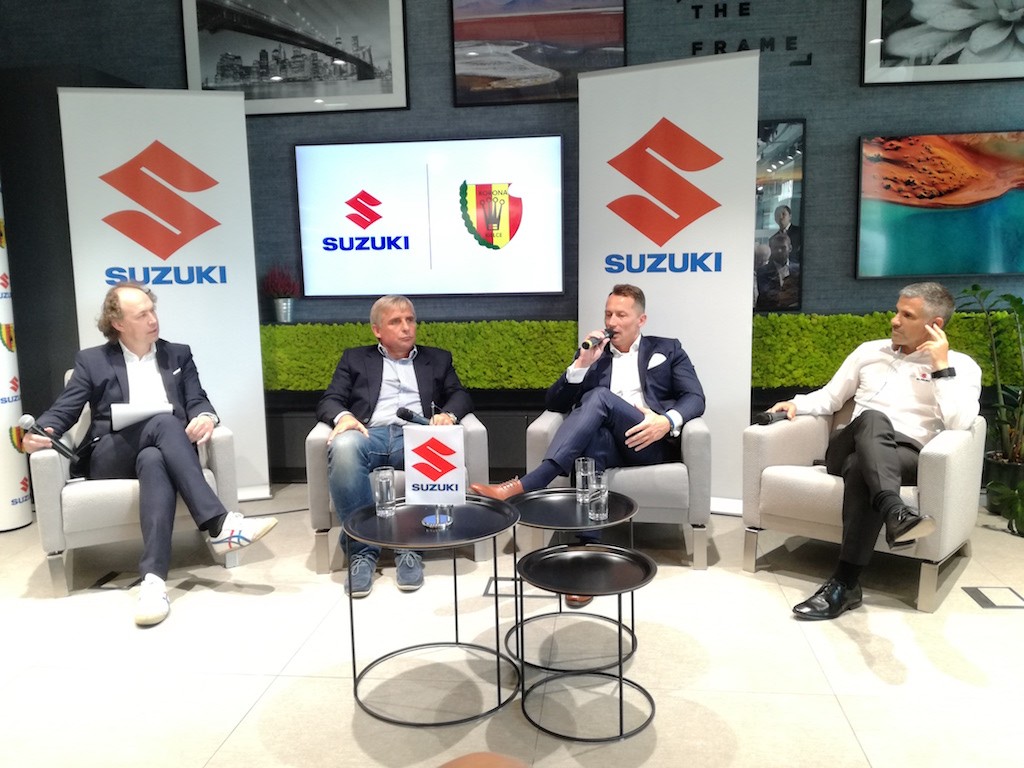 Konferencja prasowa. Od lewej red. Michał Pol, prezes Korony Kielce – Krzysztof Zając, szef Suzuki Motor Poland – Piotr Dulnik i trener Korony Kielce – Gino Letteri