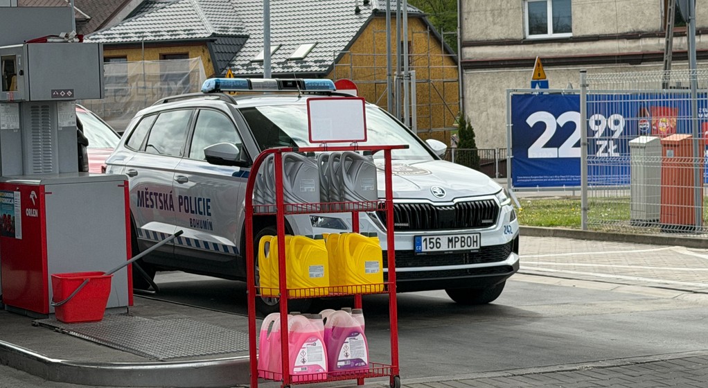 Czeskie służby tankują radiowóz na Orlenie