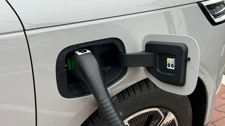 Ładowanie samochodu elektrycznego