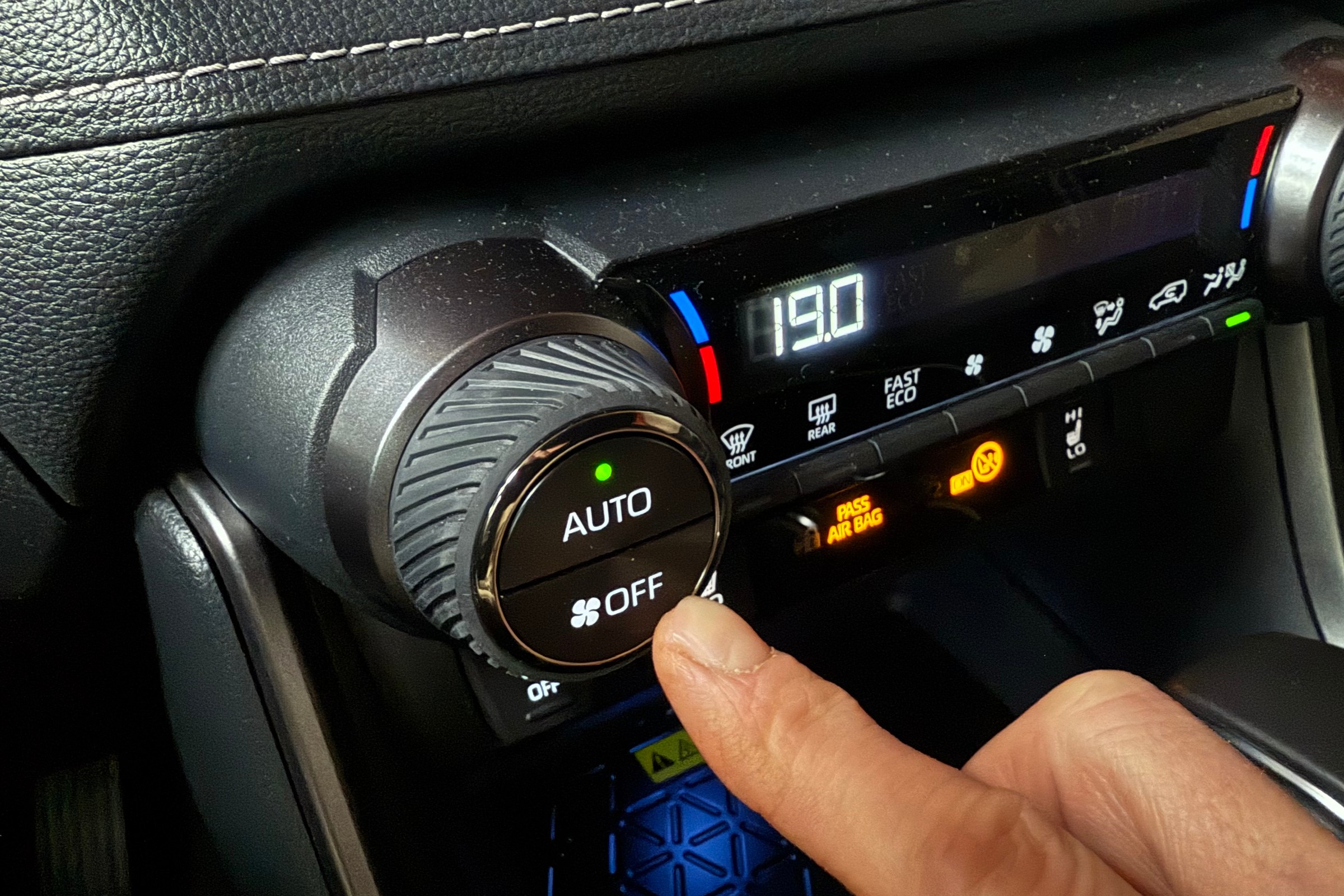 Od zera do 5 stopni na plusie. Czy warto wtedy jeździć z włączoną klimatyzacją?