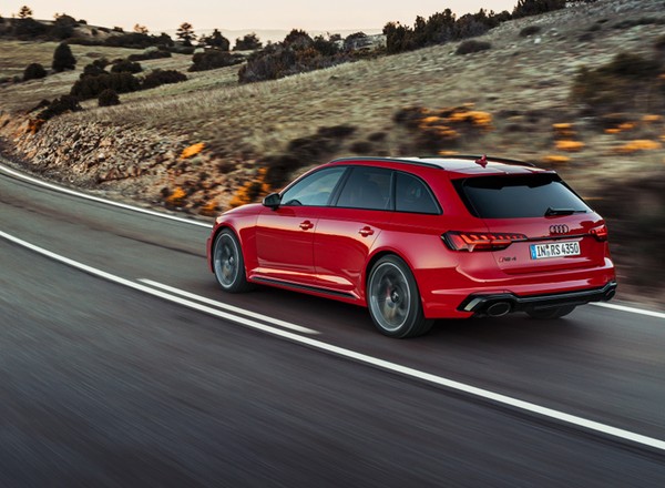 Nowe Audi RS 4 Avant po liftingu – szybsze i naszpikowane elektroniką