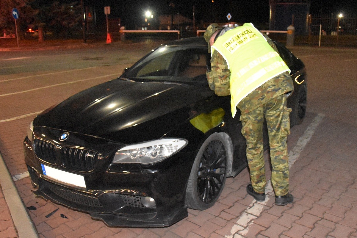 BMW na parkingu przy polsko-białoruskim przejściu granicznym