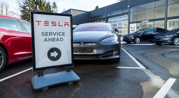 Tesla zdalnie "obcięła" mu 130 km zasięgu. Za odblokowanie zażądała 4,5 tys. dolarów