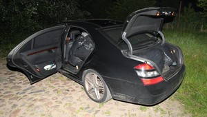 Mercedes był wypakowany nielegalnym towarem. SG przejęła prawie 100 kg krajanki