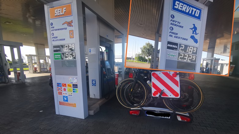 Na włoskich stacjach paliw mona spotkać dwa rodzaje dystrybutorów: paliwo to samo, ale cena różna
