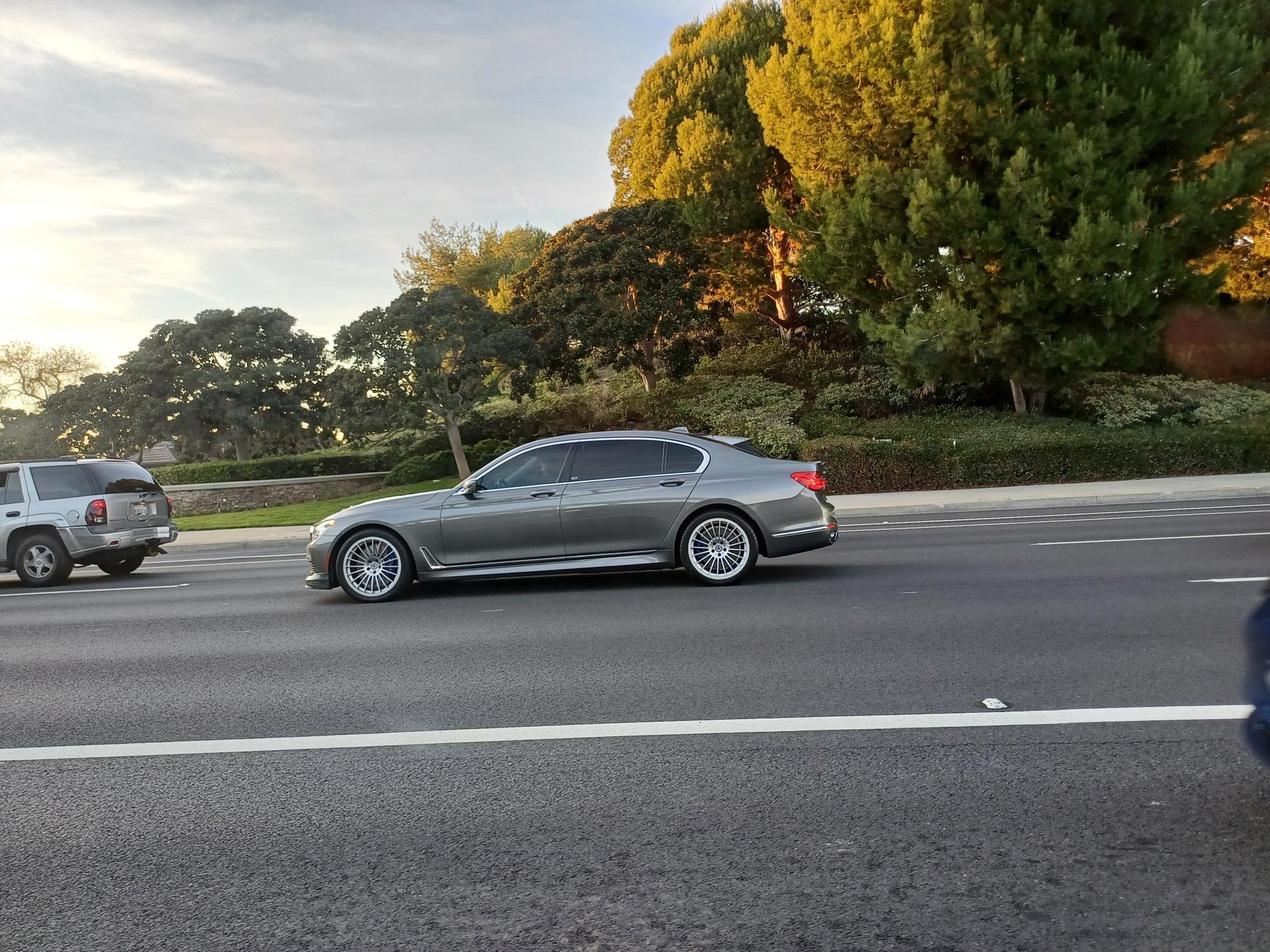 Tesla Cybertruck i inne auta w Kalifornii