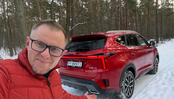 Jeździłem flagowym SUV-em marki JAC. Czy 7-osobowy JS8 Pro jest lepszy od europejskich konkurentów?