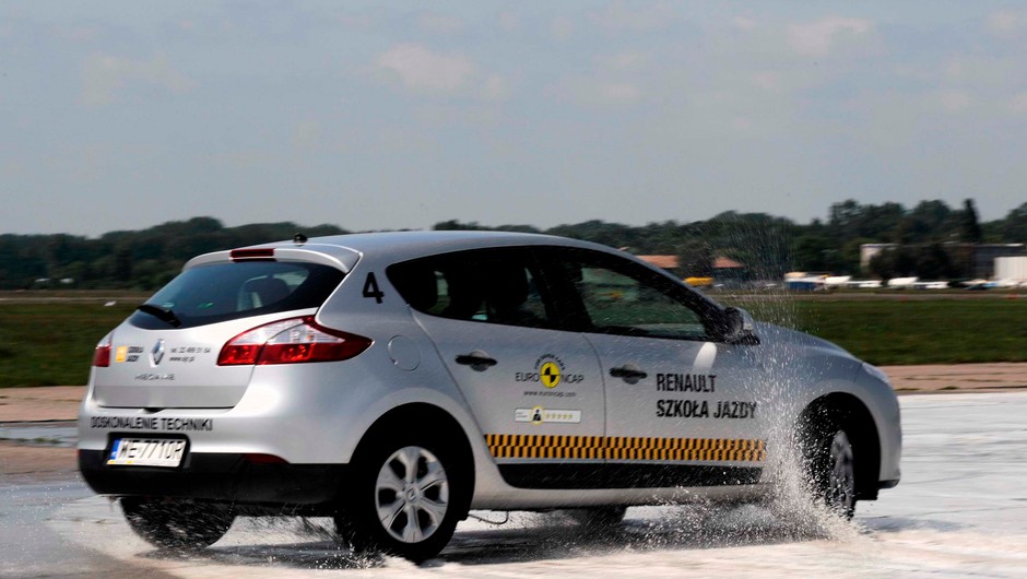Trenerzy Szkoły Jazdy Renault radzą seniorom jak jeździć bezpieczniej