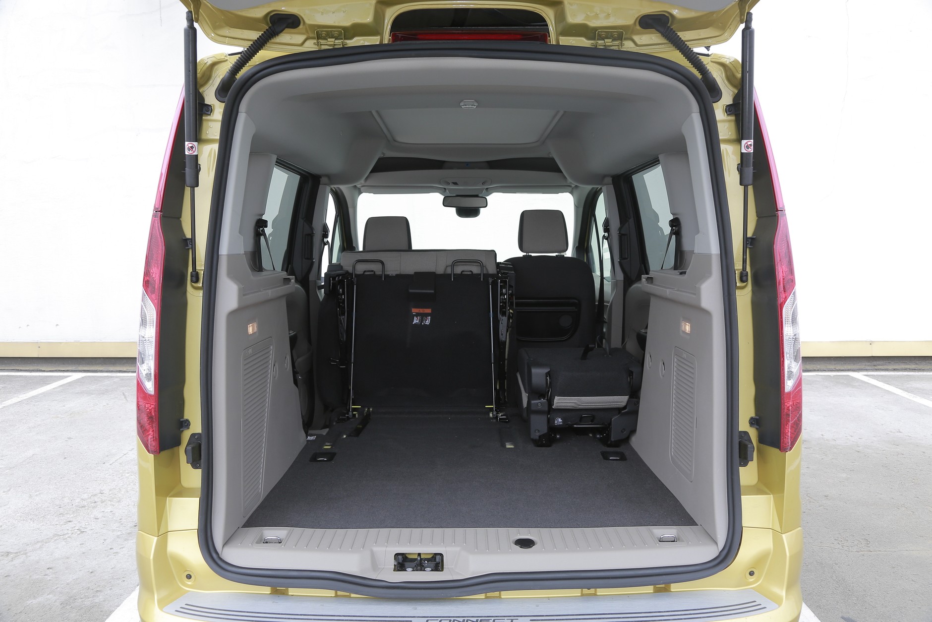 Regularne kształty i imponująca pojemność (1024 l), a do tego wygodne składane fotele