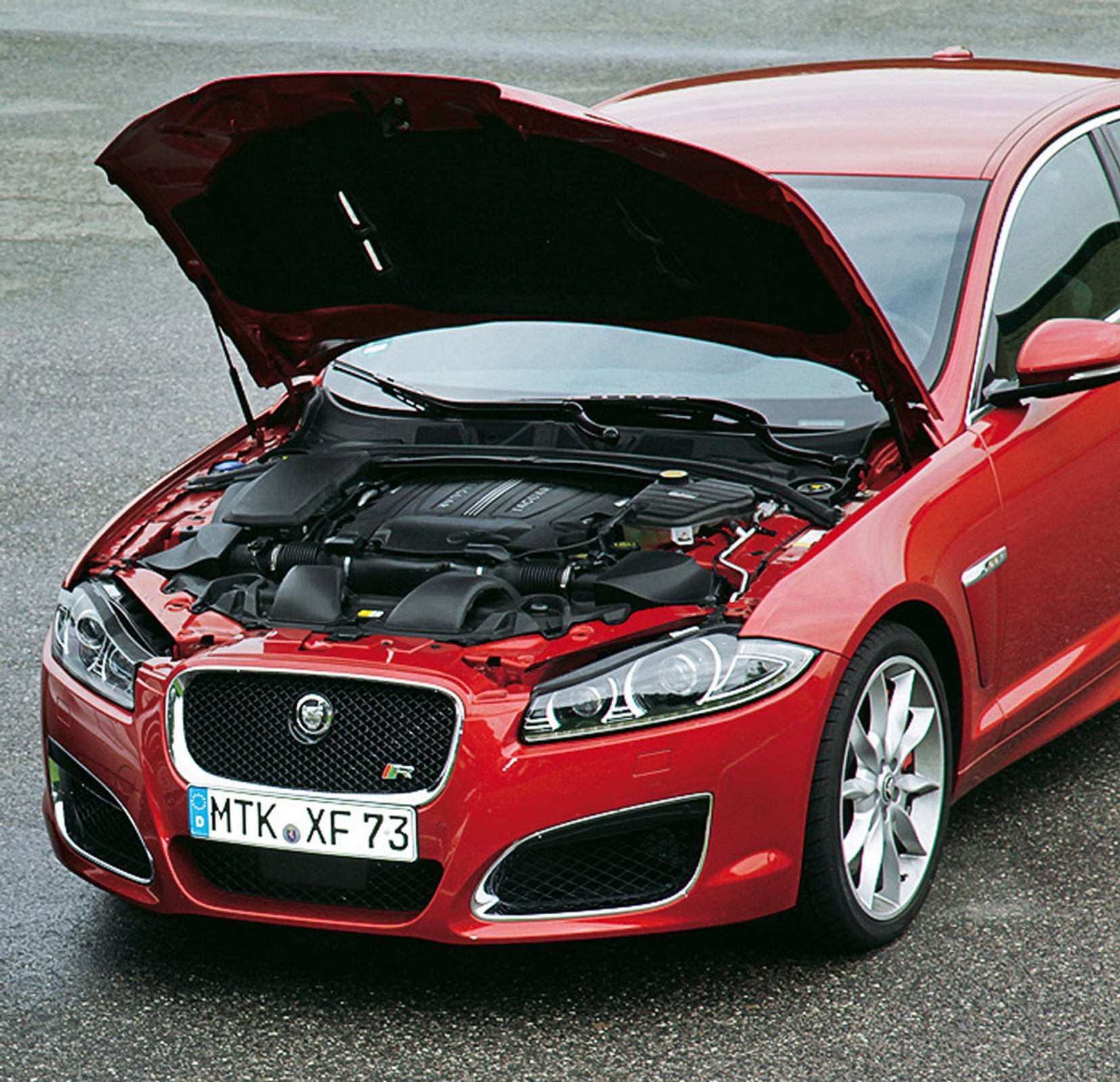 Jaguar XFR V8 Supercharged: kot pokazuje pazury