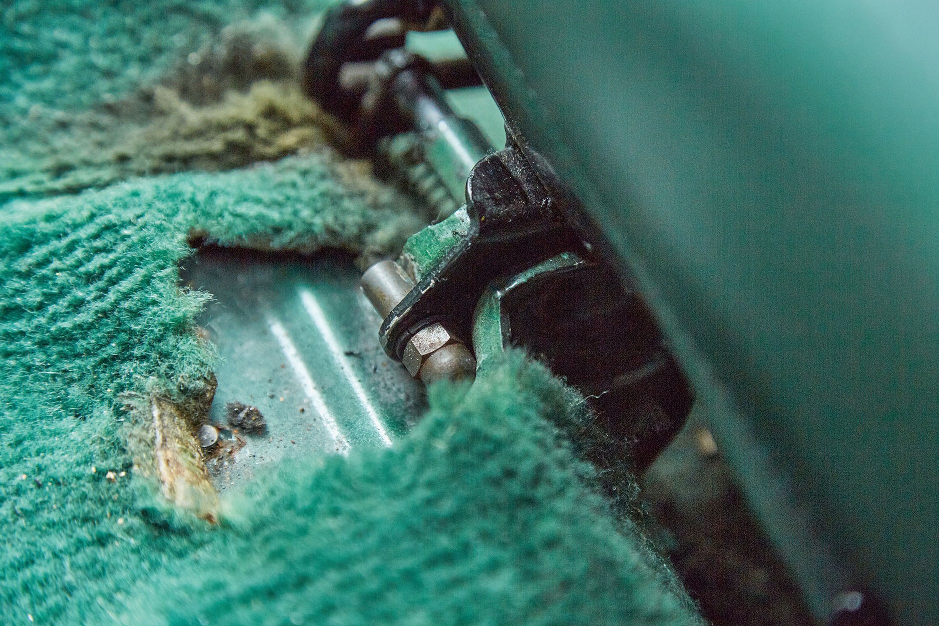 Jak samodzielnie naprawić zniszczoną tapicerkę?