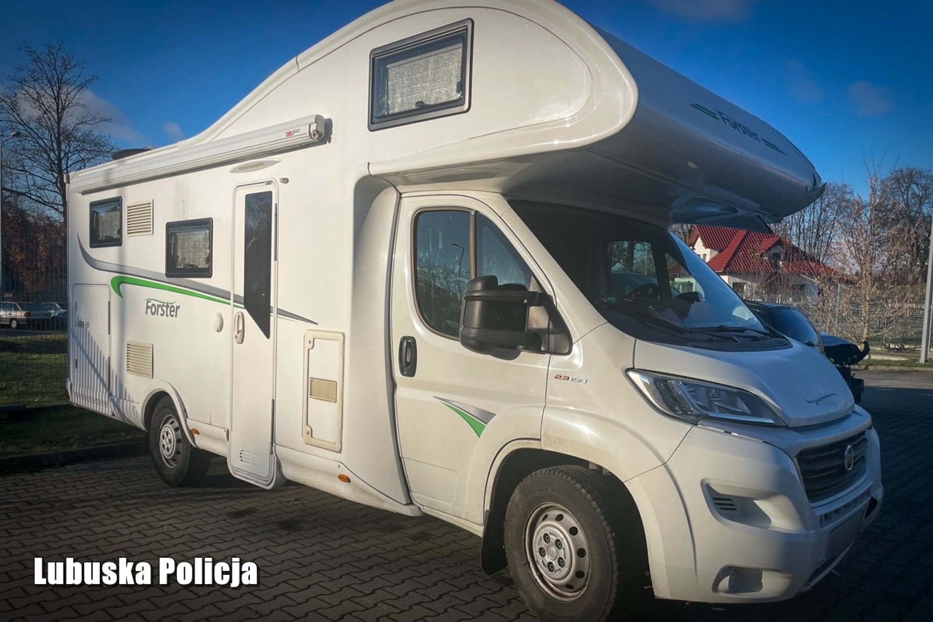 Kamper typu alkowa zbudowany na bazie Fiata Ducato