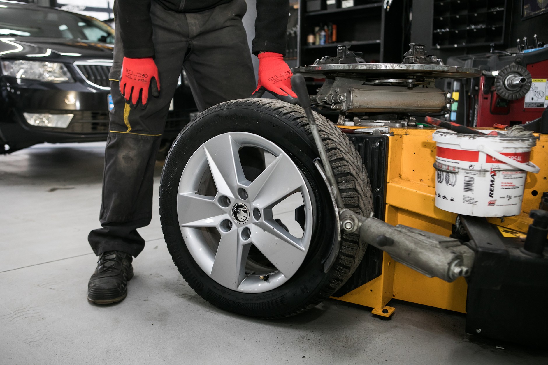 Właściciele serwisów oponiarskich widzą rosnącą popularność "wielosezonówek"