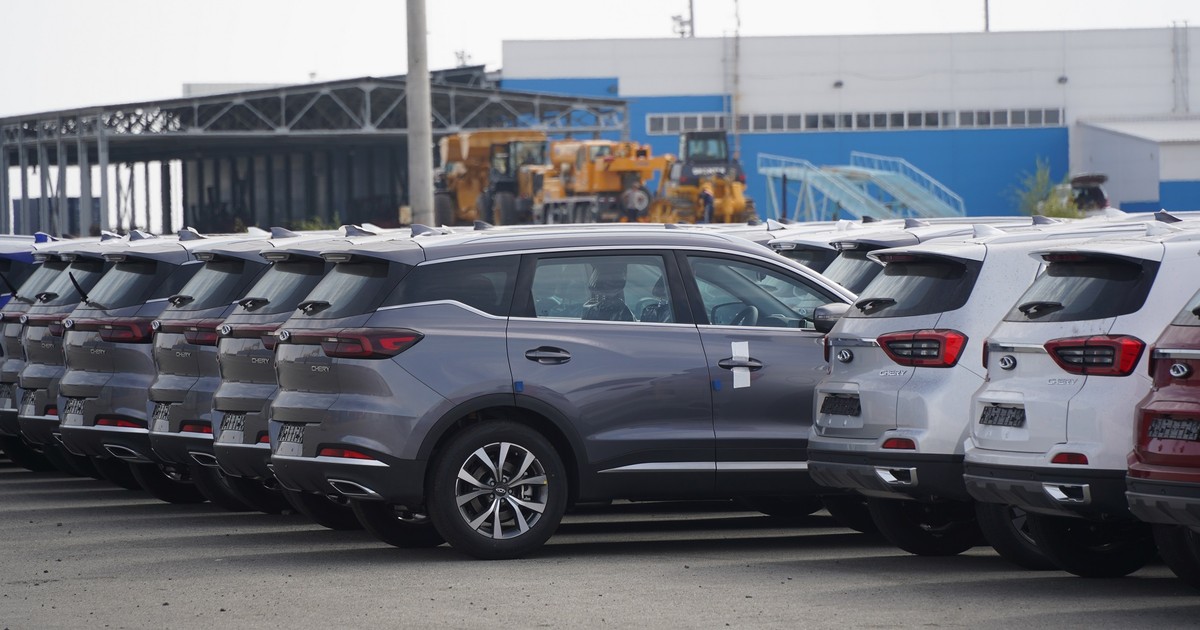 Chińskie SUV-y wyładowane z samochodowca
