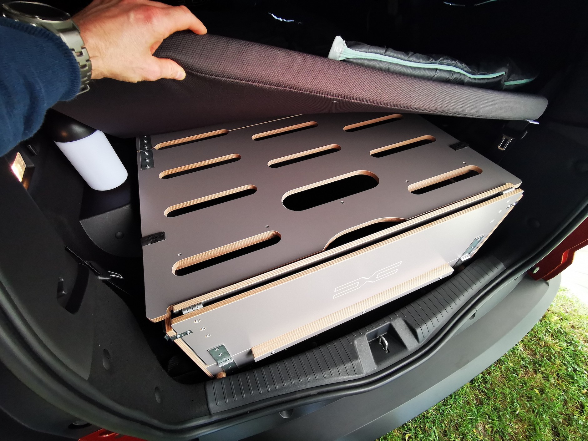 Dacia Jogger na biwaku: pod materacem znajdziemy skrzynię na bagaż