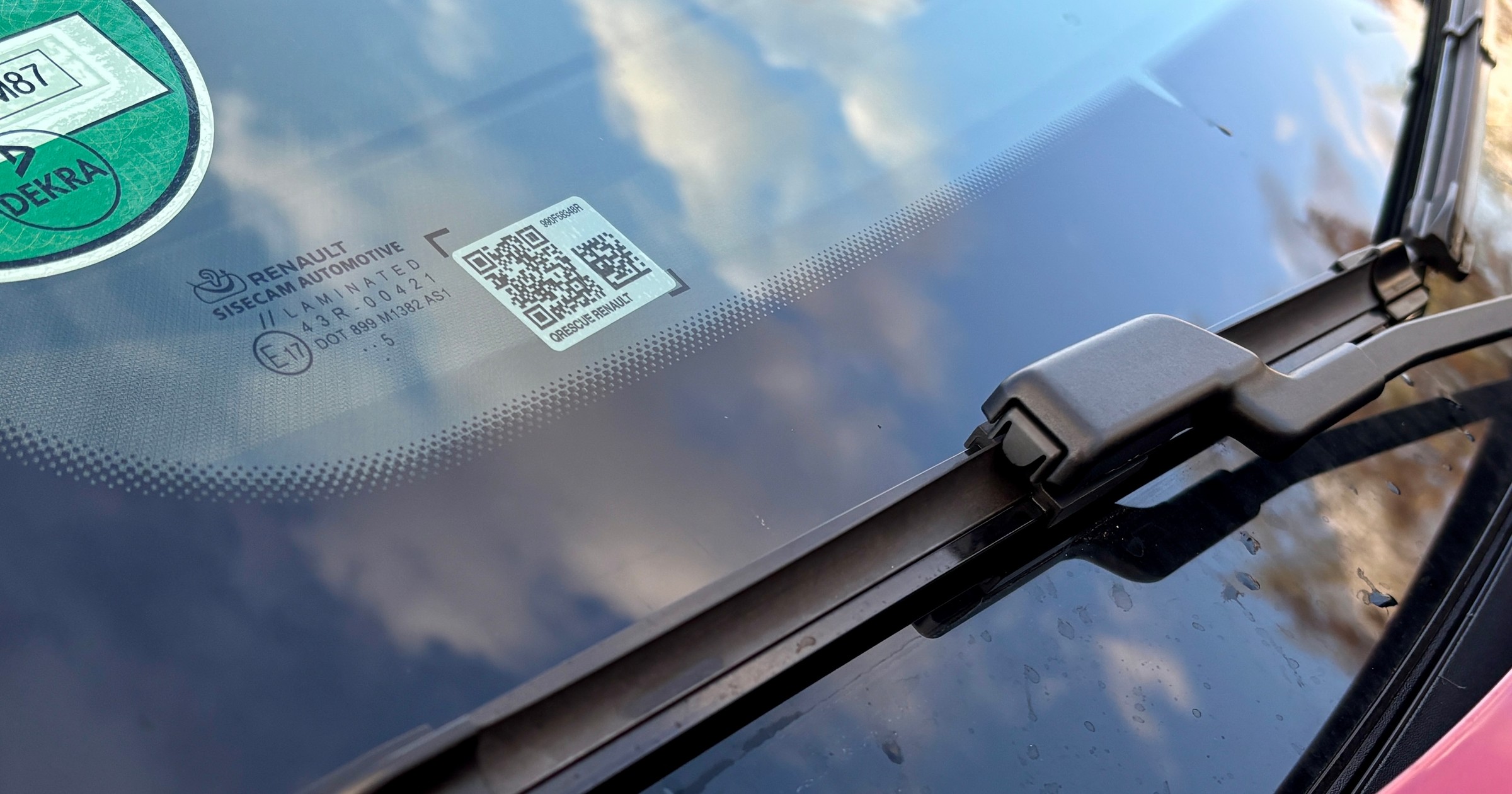 Kod QR na szybie samochodu