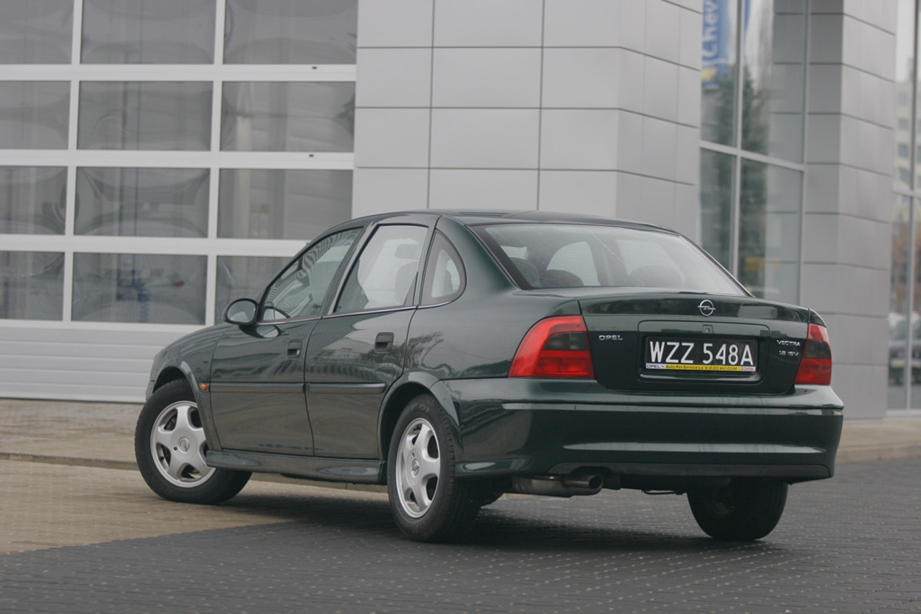 Opel Vectra B kontra Dacia Logan: dwa pomysły na tani samochód