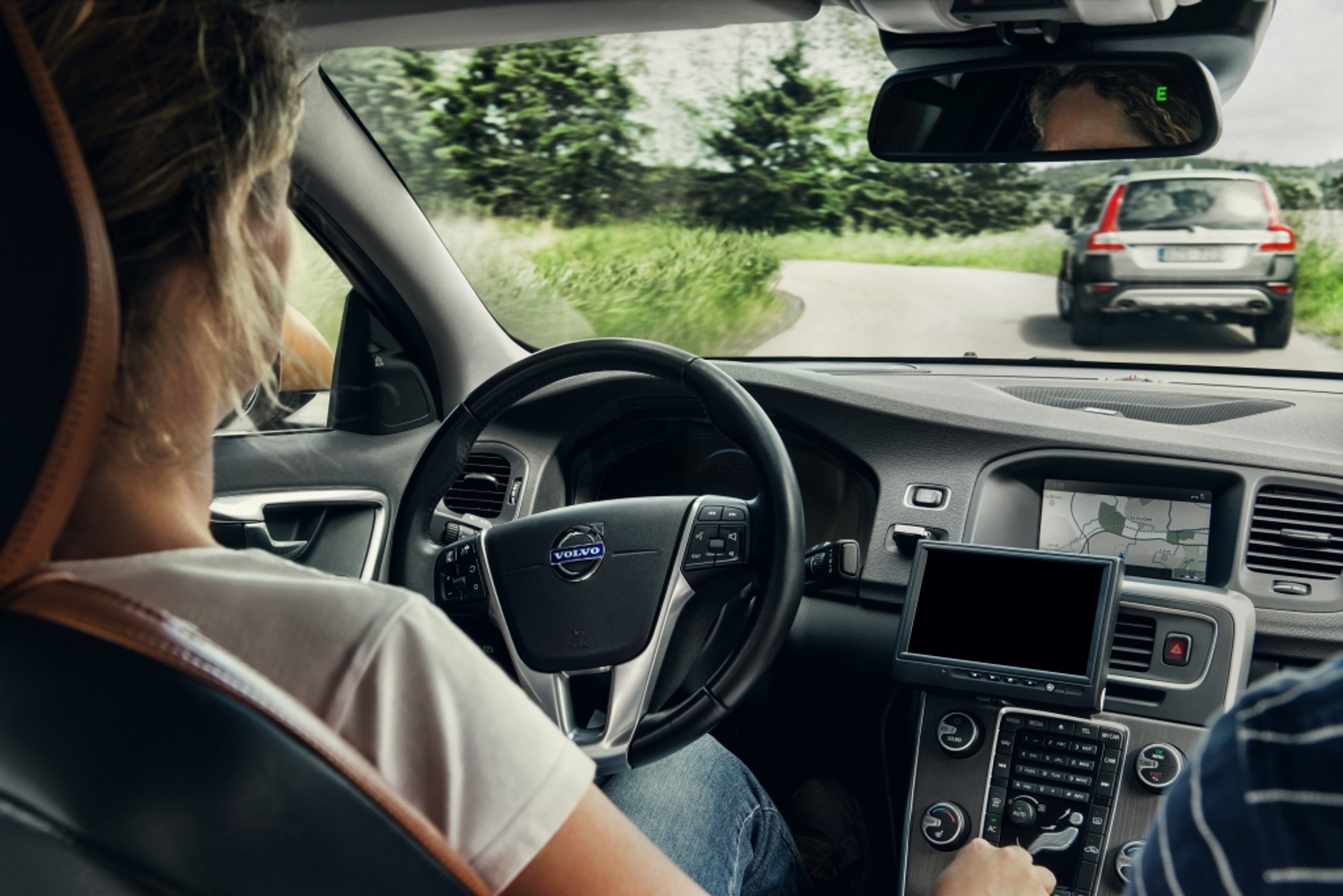 System wzbogacono o funkcje utrzymania na właściwym torze jazdy i automatycznego podążania za poprzedzającym samochodem.