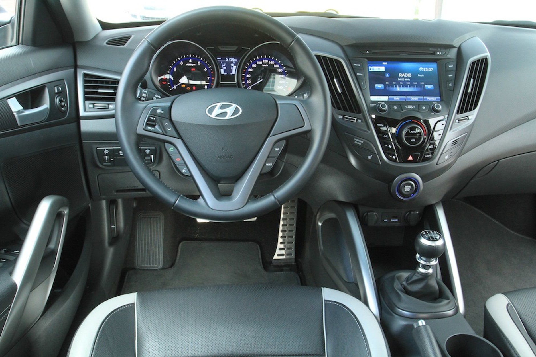 Hyundai Veloster Turbo kokpit
