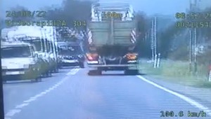 Nie przestraszył się nawet TIR-a.  Jego kierowca musiał "uciekać"[WIDEO]